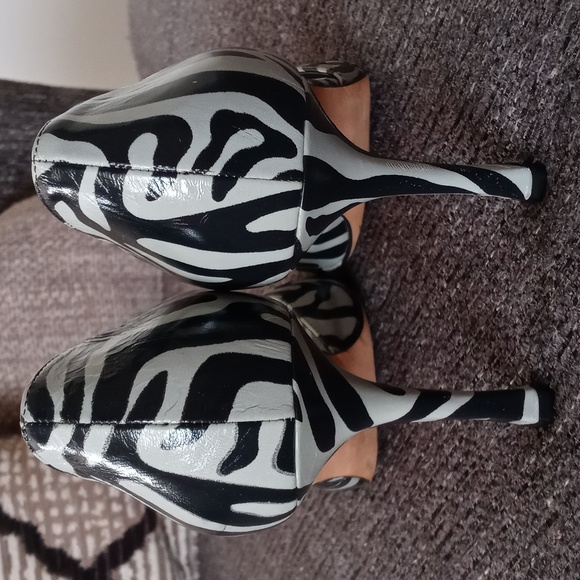 🦓Manolo Blahnik🦓 - Gray/Black Zebra Print Leather D'Orsay Pumps - Picture 10 of 16